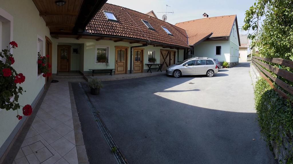 Apartments Suster Stari Trg ob Kolpi Exterior foto